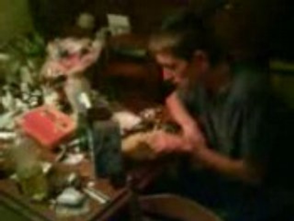 Gaétan mange de la litière pour chat