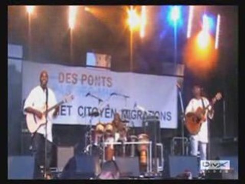 Les frères Guessi au concert Des ponts, pas des murs