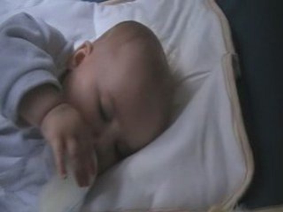 Nelyne boit toute seule