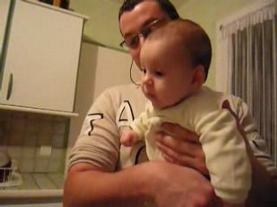 bébé parle avec son papi