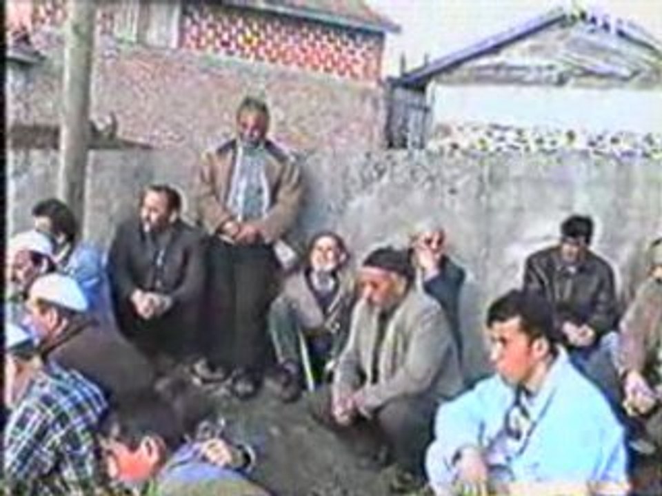 KILICLAR KÖYÜNDE MEZARLIK ZİYARETİ 1997
