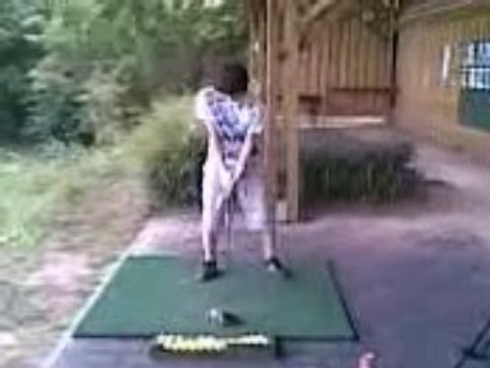 Robin joue au golf