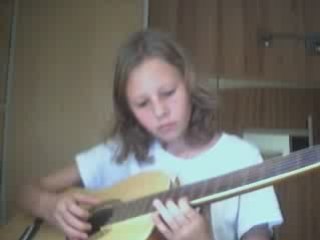 nanou joue dla gratt