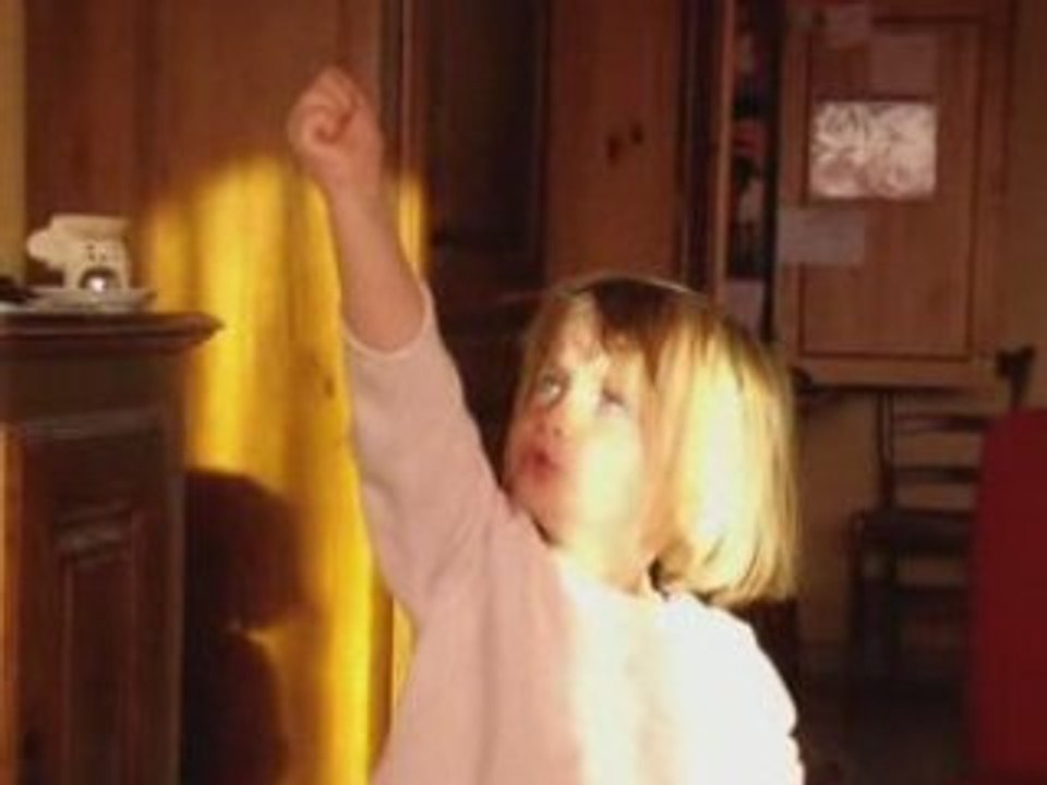 Lulu 4 ans chante Cali 1000 coeurs debout