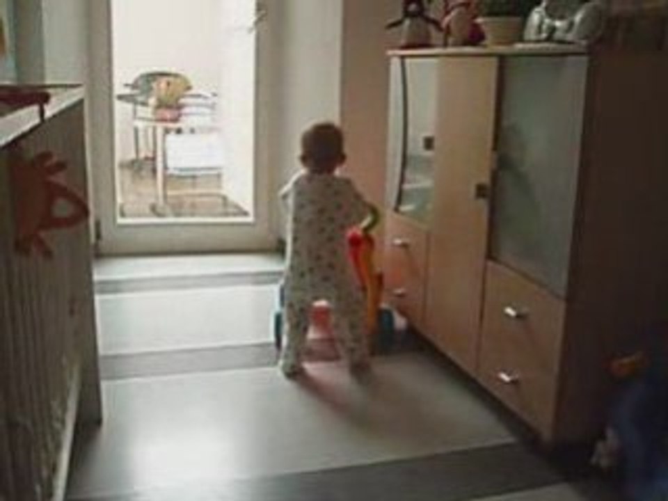 Zoé marche avec le trotteur (22.10.08)