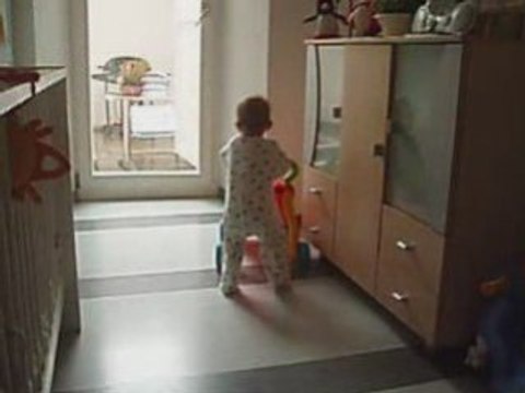 Zoé marche avec le trotteur (22.10.08)