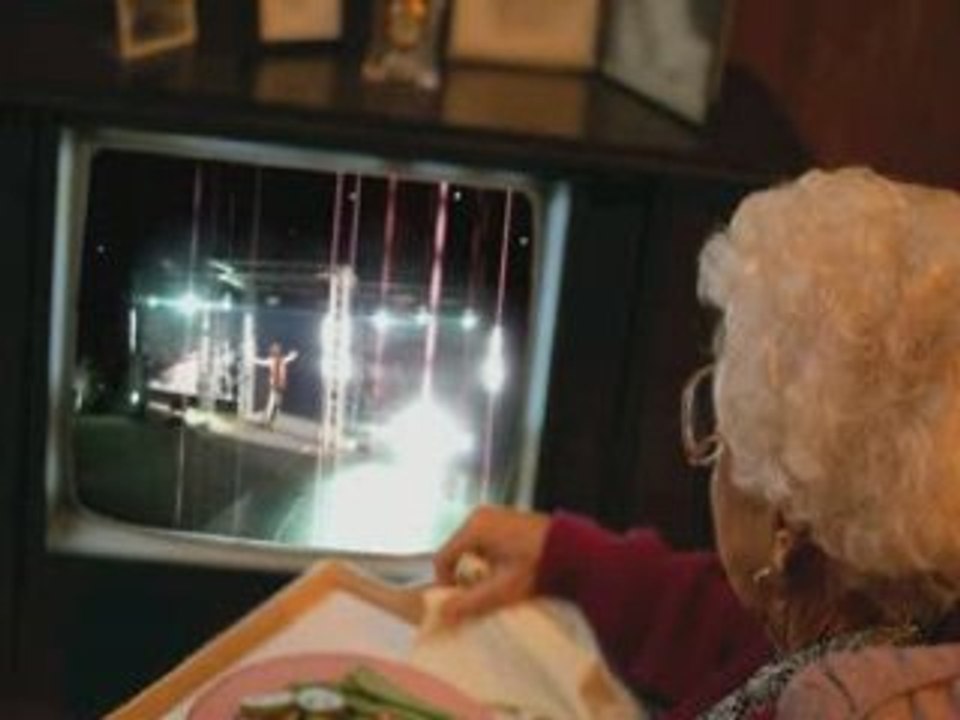wwe une mamie regarde raw a bercy a la tele