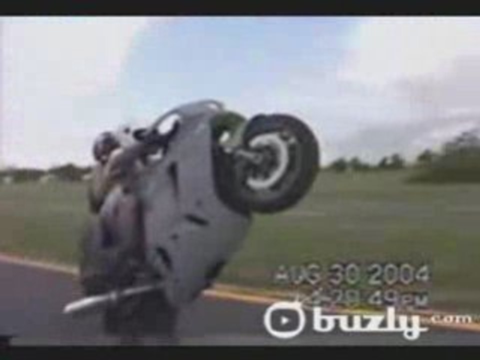 Accident pendant un wheeling en moto