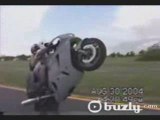 Accident pendant un wheeling en moto