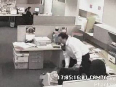 Régis péte un cable au bureau