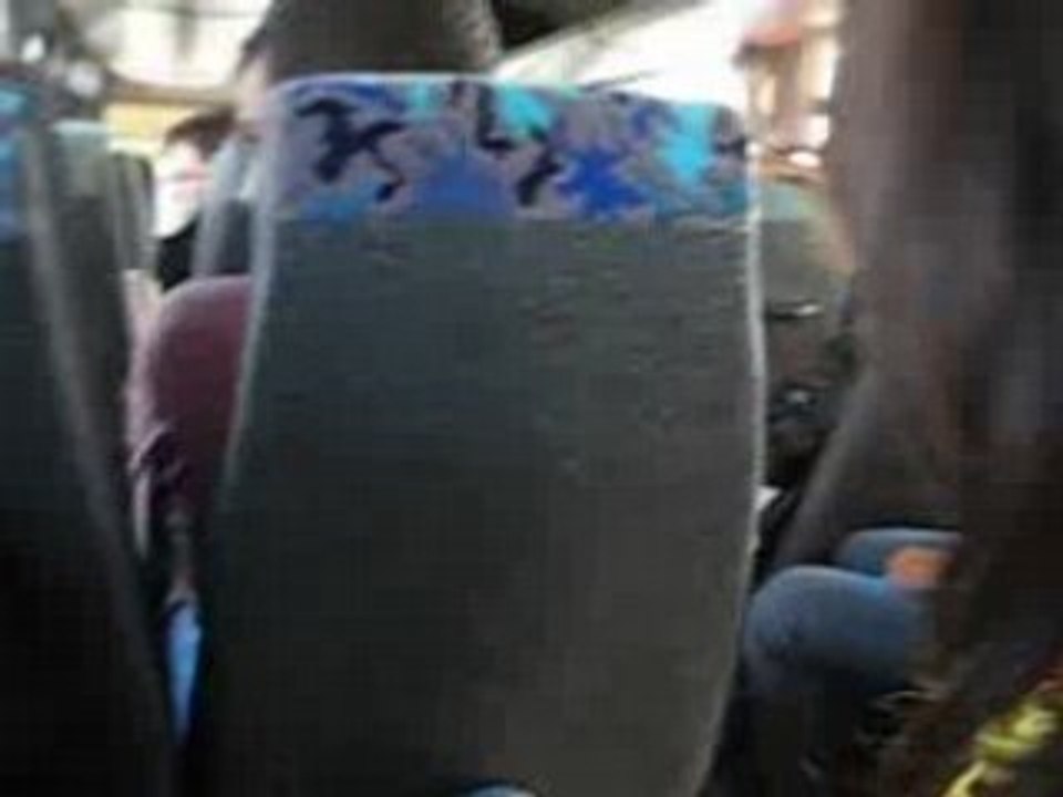 Les filles dans le bus