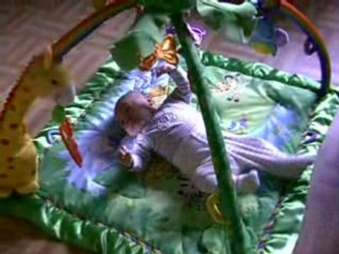 William joue sur son tapis d'éveil