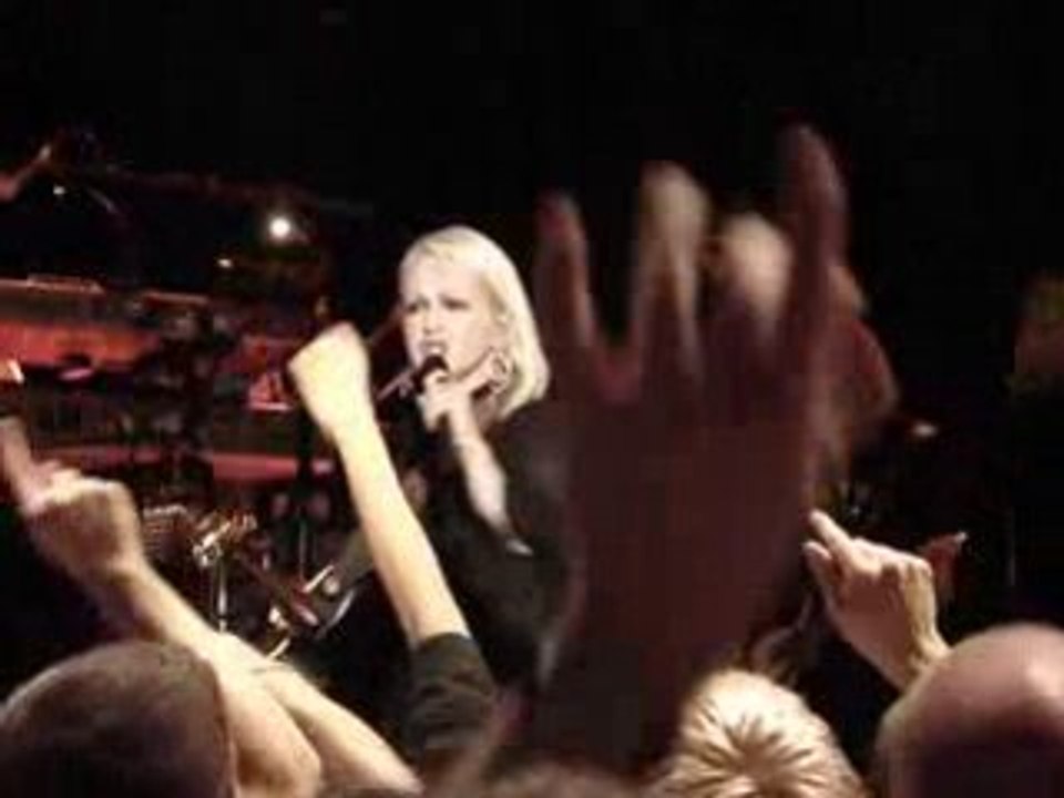 Cyndi Lauper - Sisters of Avalon [Live@Bataclan, Paris]