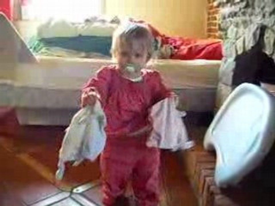 Les premiers pas de Céleste à 11 mois