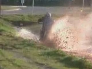 quad moto bourbier chute