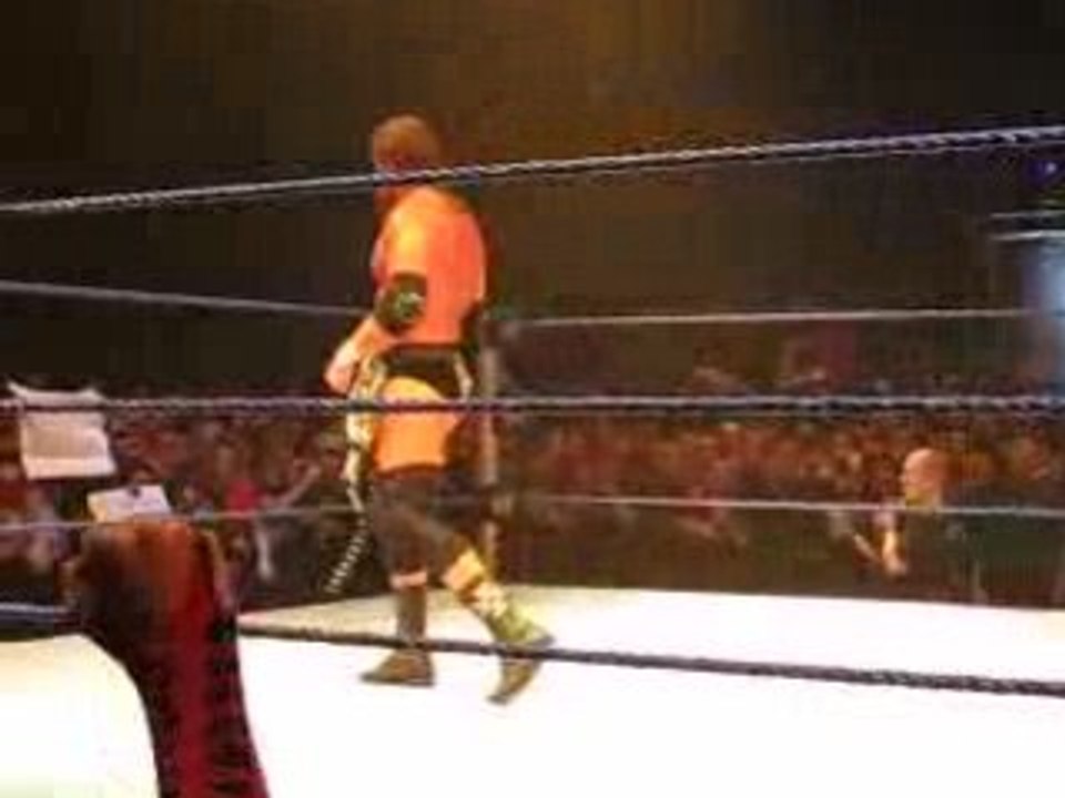 Trilple H se faisant acclamer WWE smackdown Nice 2008