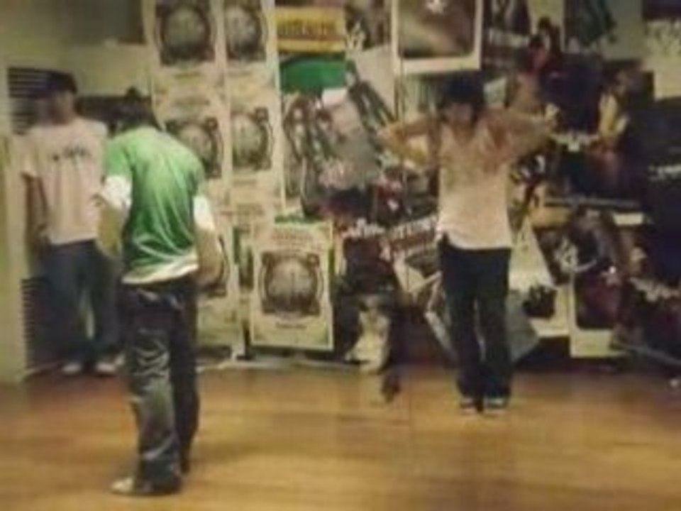 BIG BANG - Tae Yang and G-Dragon dance 1