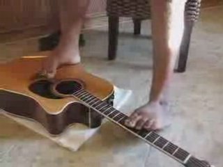 Guitare avec ses pieds: let it be
