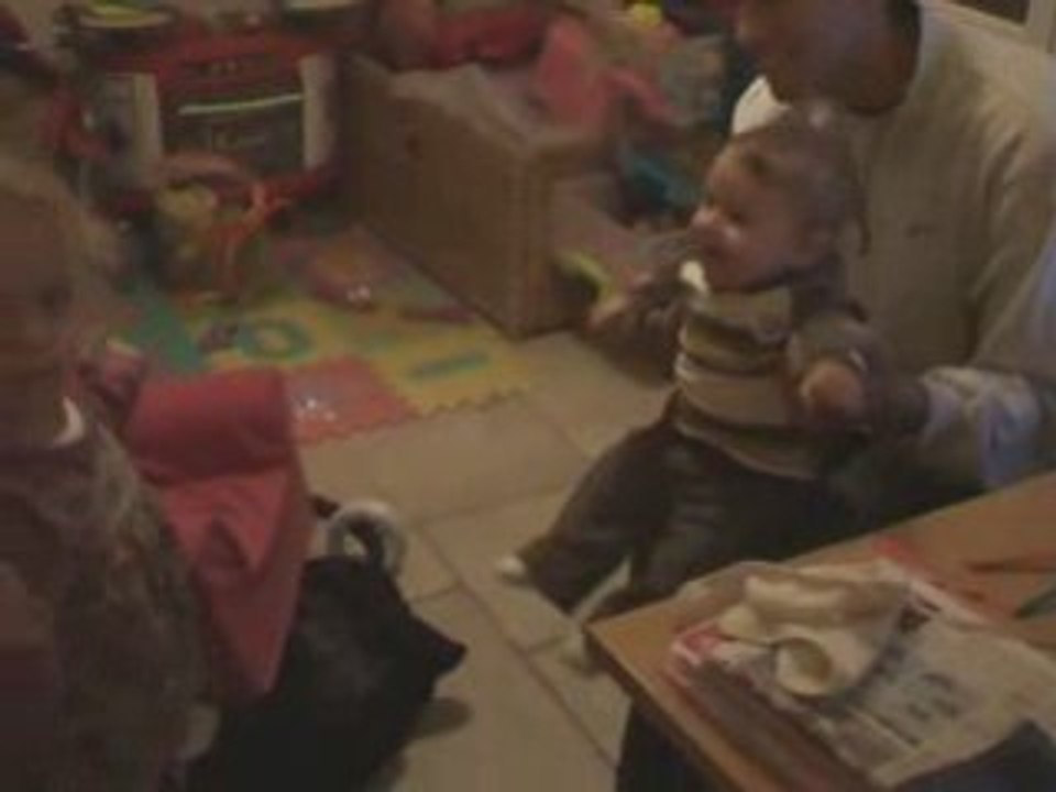 Jules rigole quand il voit Louna danser - Octobre 2008