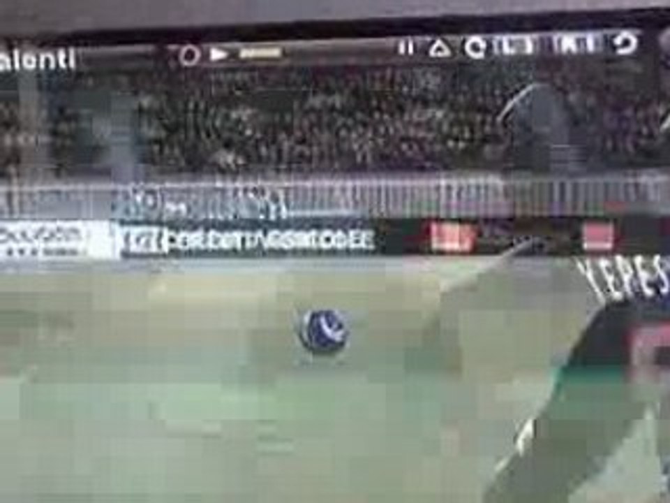 PES frappe surpuissante ki fé reculé le gardien