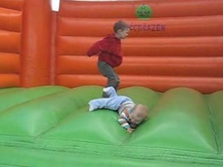 Maxime et Hugo dans un chateau gonflable