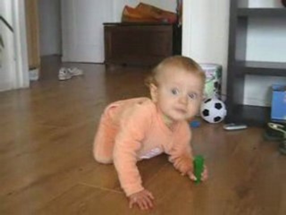 Hugo fait du quatre-pattes