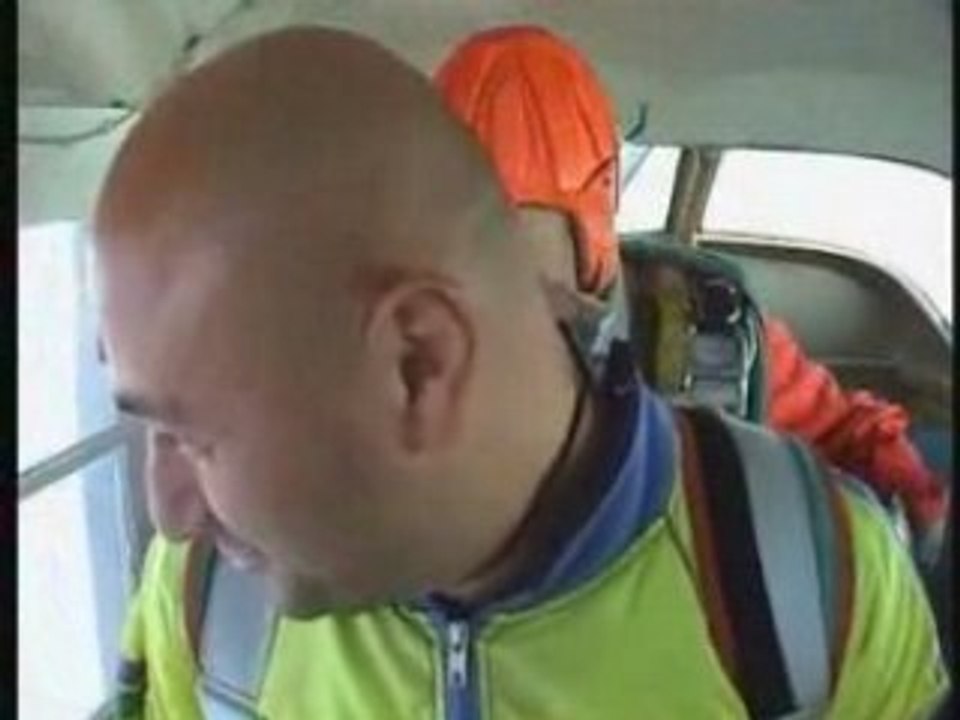 Ogun saut en parachute.