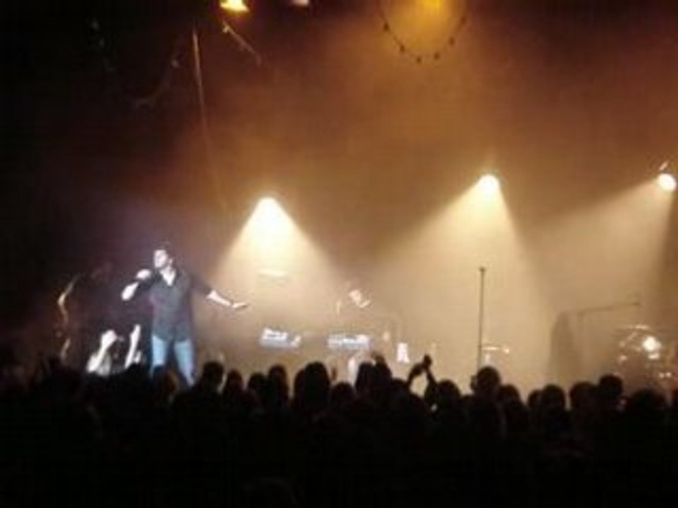 XI-Patrick Fiori chante Grégory LEMARCHAL avec le public!