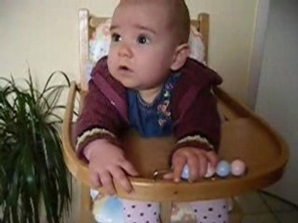 trop heureuse dans ma chaise