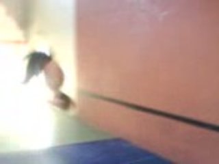 Kiki salto ariere de pas sur le mur