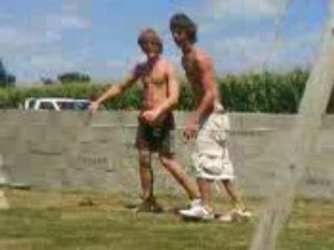 Flo kiki salto ariere grouper sur un mur