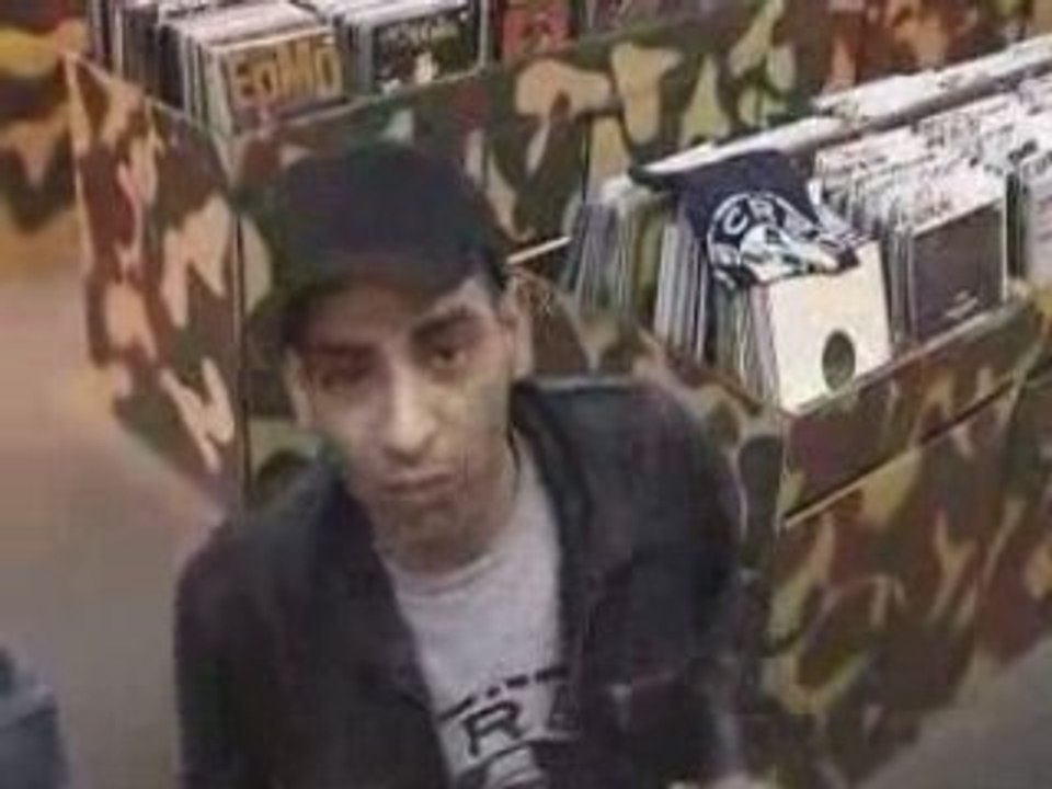 Freestyle Ahmed Koma à T-maxx records ( Scred connexion )