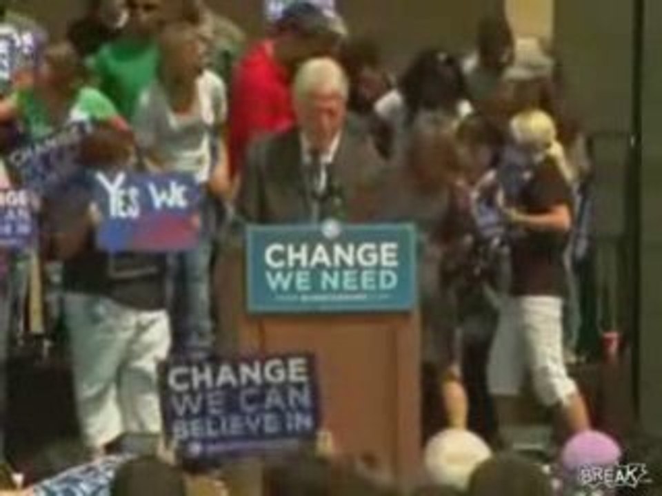 Woman Passes out at Bill Clinton Speech