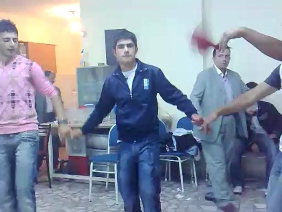 istanbulda halay cekerken