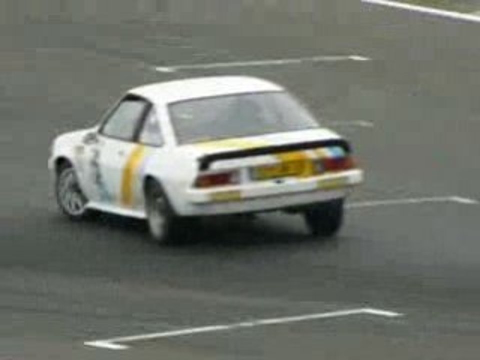 Opel Manta en glisse au raccordement