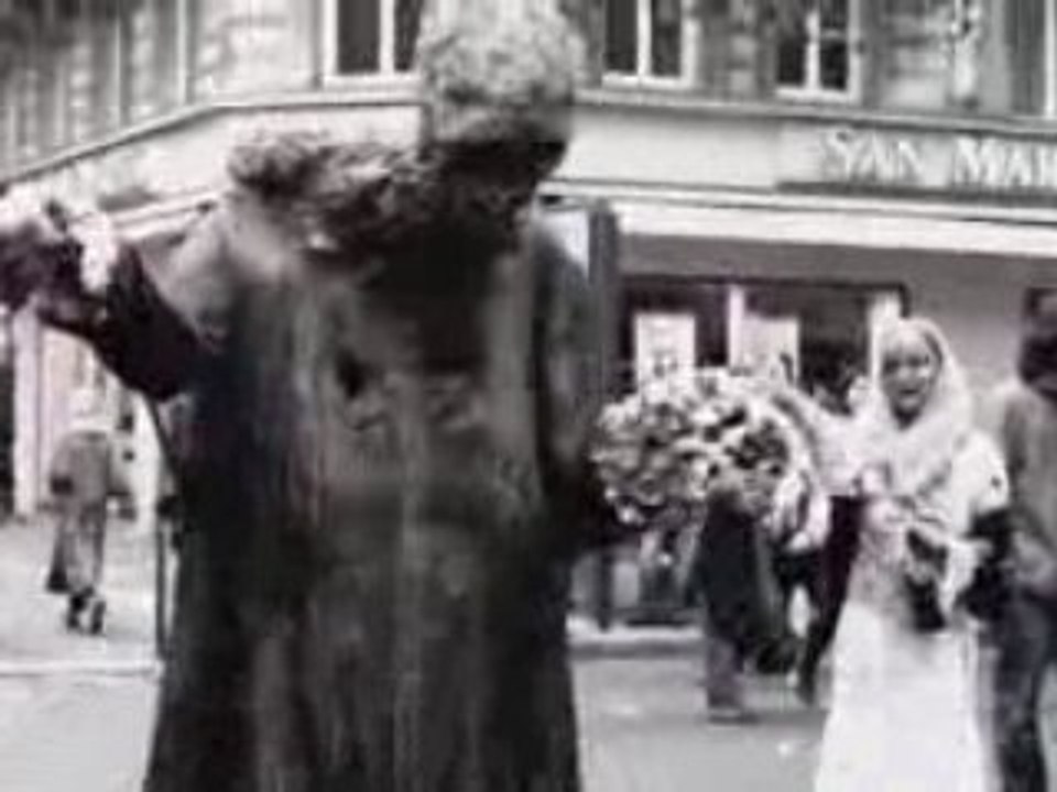 Zombies walk in paris