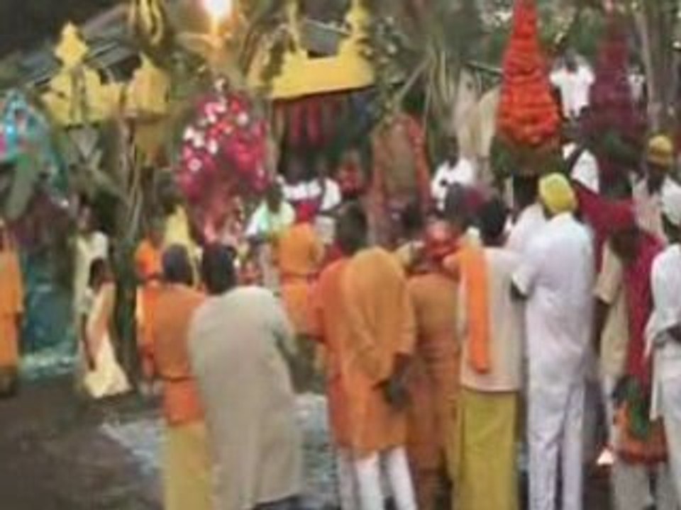 Marche sur le feu à la Ravine Blanche St-Pierre le 26/10/08.