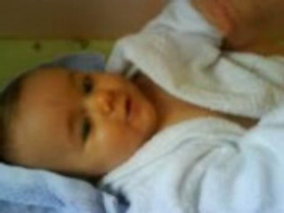 Sortie du bain elle parle a ses pieds 251008