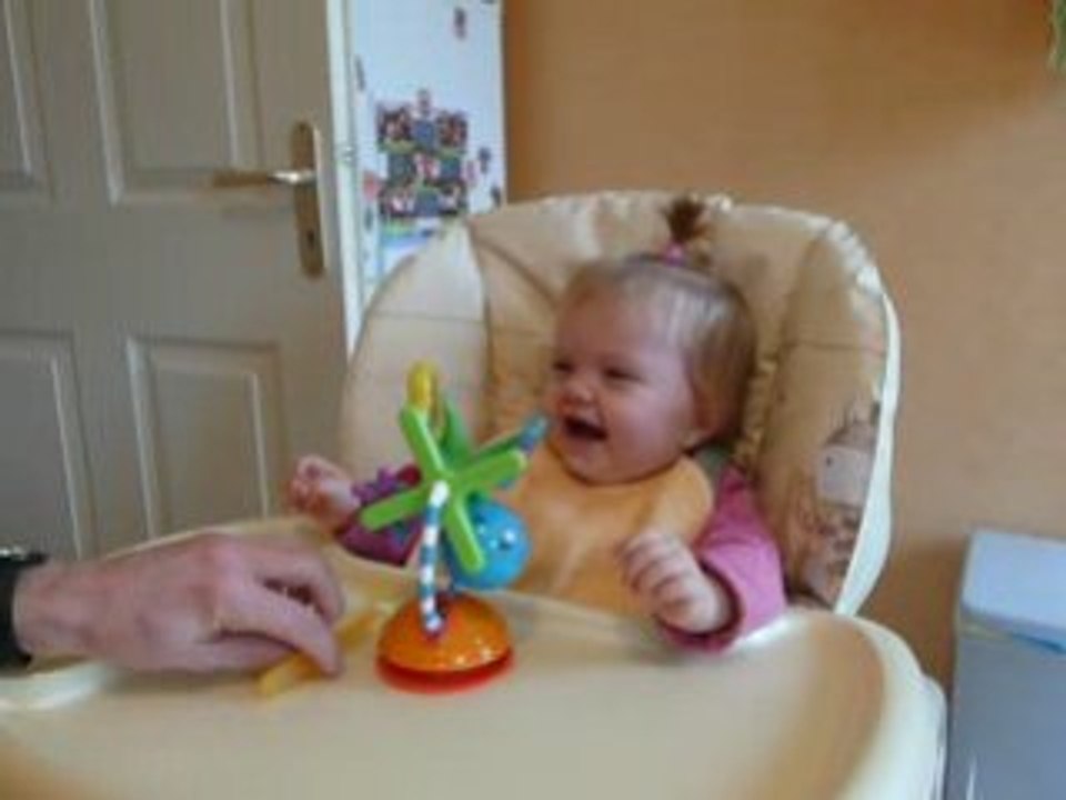 Elora dans sa chaise haute