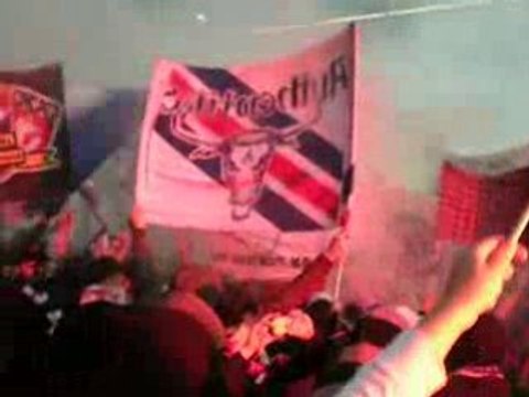 OM PSG Tifo entrée des joueurs craquage fumi