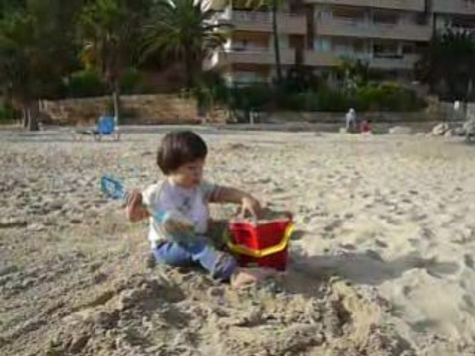 JULIEN A LA PLAGEb