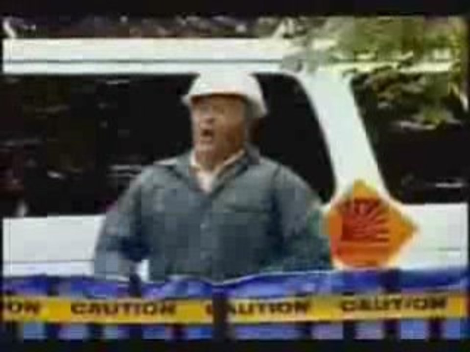 Le chien joue avec la dynamite