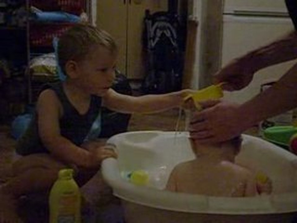 sébastien donne le bain à lala