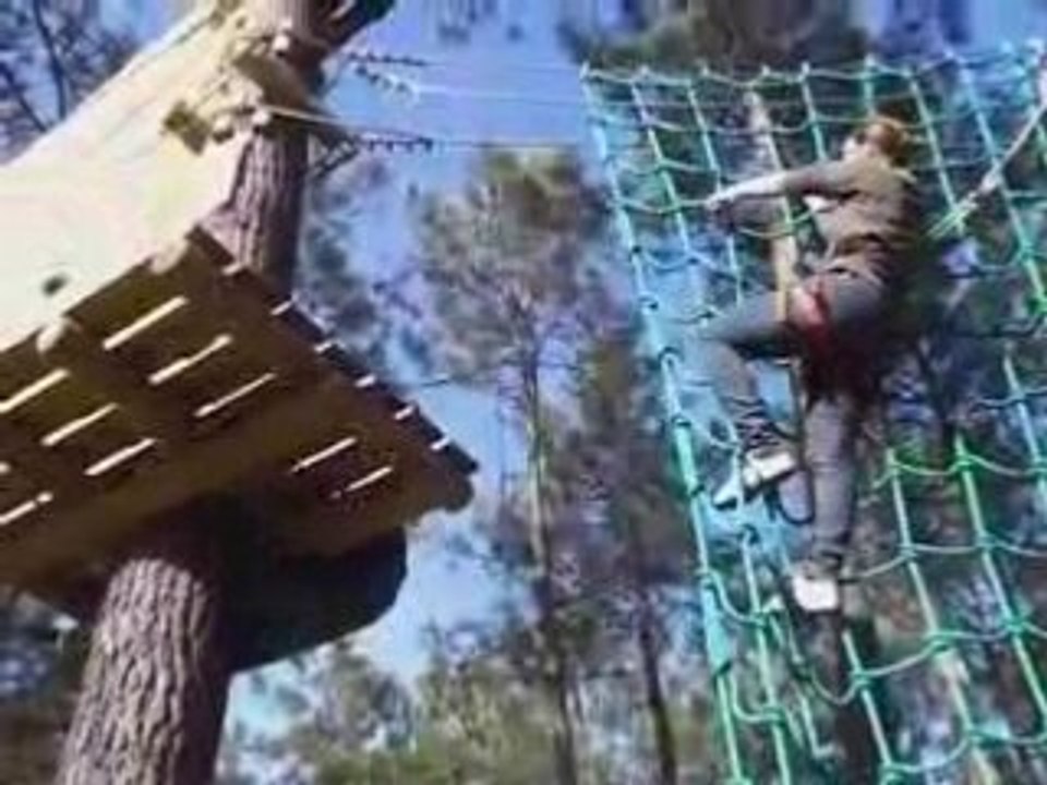 Agathe fait le zozo à 10 mètres de haut