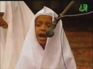 طفل صغير يقرأ القرآن الكريم quran