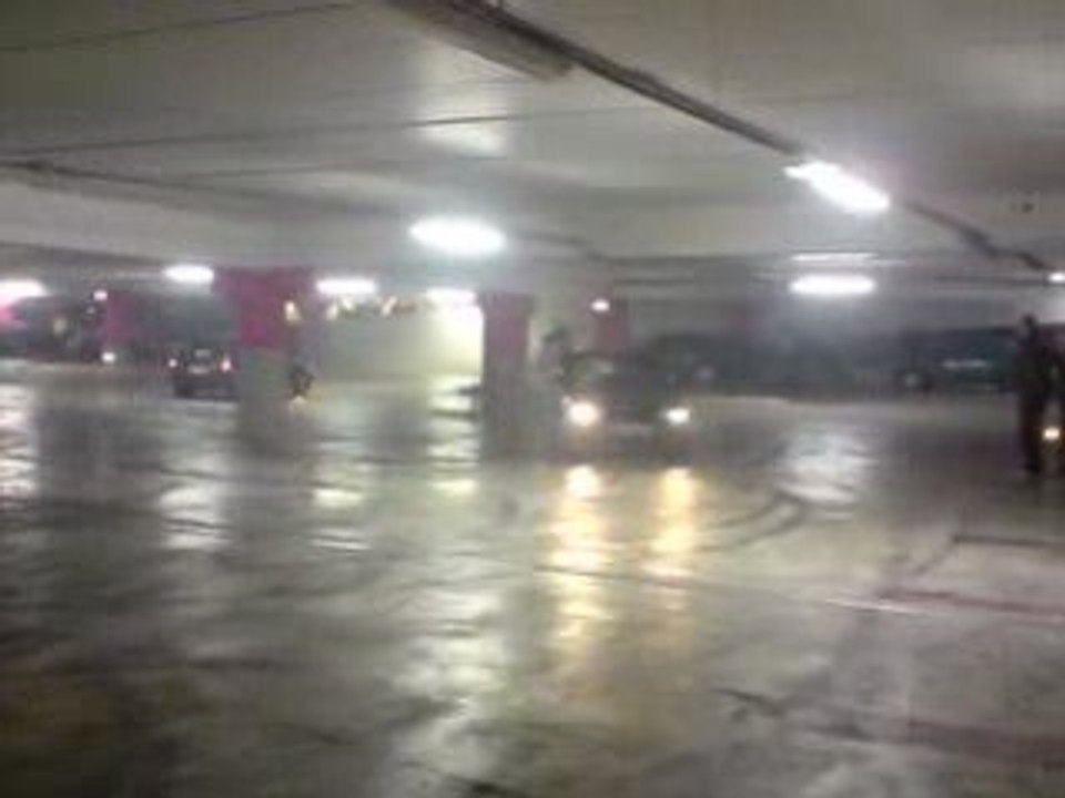 drift parinor et hop!!! dans le poteau$$$$$ mdr $$$$