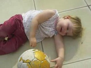 Morgane joue sur la terrasse