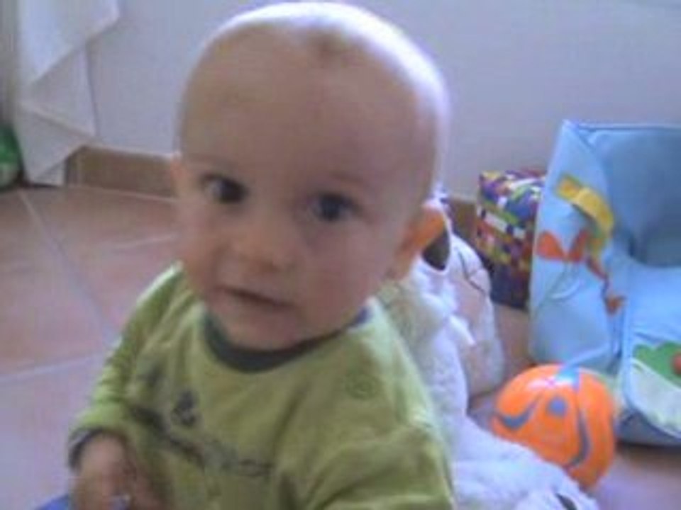 Quentin tape dans ses mains