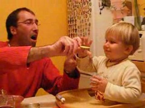 rigolade au dessert , papa et bb marius ........