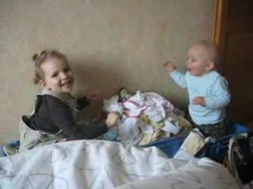 Lucie et Théo s'oocupent de plier le linge.